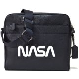 画像: 【COACH】コーチ メンズ レザー NASA ロゴ プリント クロスボディ 斜め掛け ショルダーバッグ ブラック〔日本未発売〕